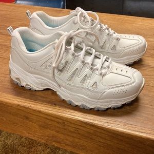 Like New! Skechers Encore Women’s Leather White Size 9 Athletic Tennis Shoes
